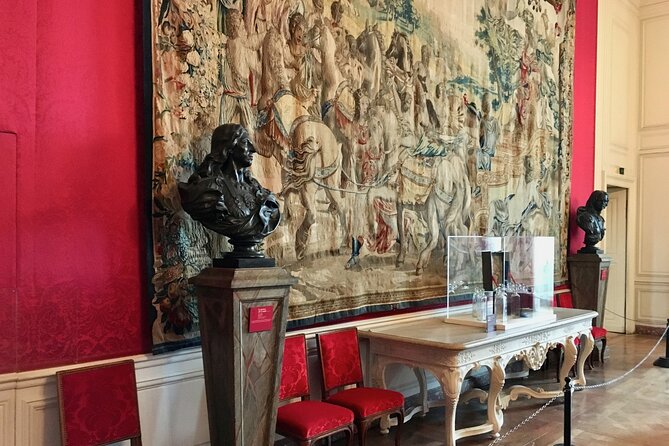Private 3 Loire Castles Live Guided with Wine tasting from Paris - Château Royal d’Amboise: skip-the-line access plus Histopad support
