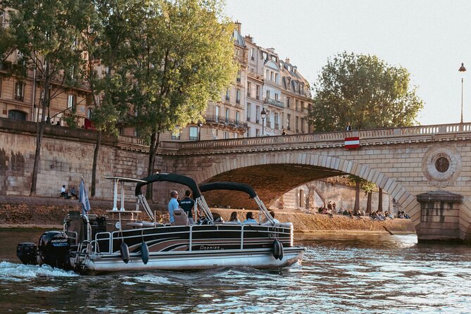 Private cruise in Paris - Orsay Museum and the Louvre: River Views Without Museum Time