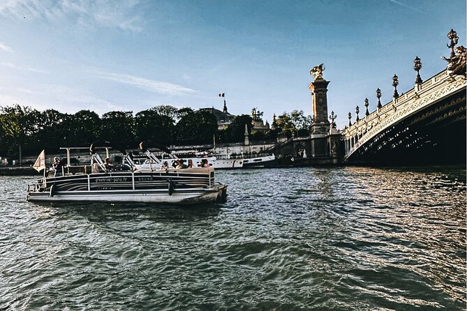 Private cruise in Paris - The Guide Situation: Plan for Captain-Led Sailing, Not Full Commentary