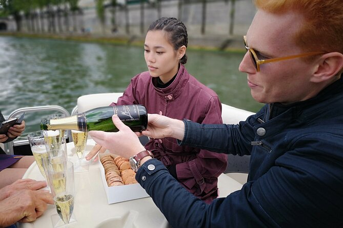 Private cruise with Paris water way - Pont Neuf and Pont des Arts: old stone versus modern romance