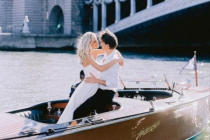 Private Cruises in the Heart of Paris - The Seine route: from the Eiffel Tower to Île Saint-Louis