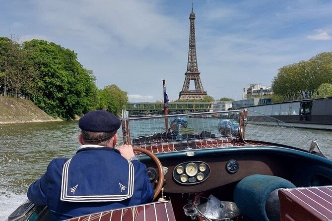 Private Cruises in the Heart of Paris - Who runs the show: uniforms, anecdotes, and a sense of humor