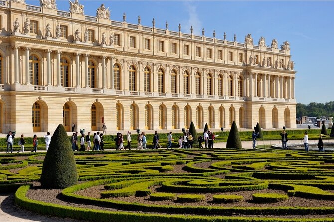Private Full Day Paris trip including Louvre and Versailles with Pickup - Getting Your Bearings: Eiffel Tower Photo Stop and the Trocadéro View