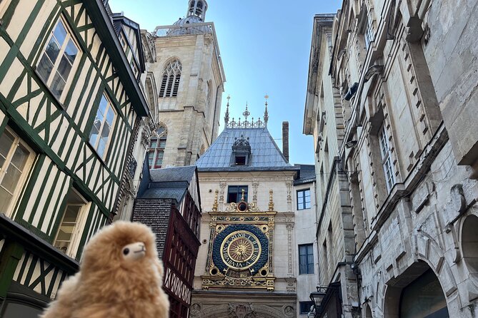 Private Guided Tour In Normandy - Rouen, Honfleur, Etretat - Stop 3: Étretat cliffs—short walk, big views, and lunch freedom
