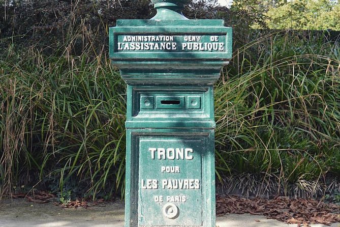 Private Guided Tour to Père Lachaise Cemetery in Paris - The best part: famous graves and the stories that make them click