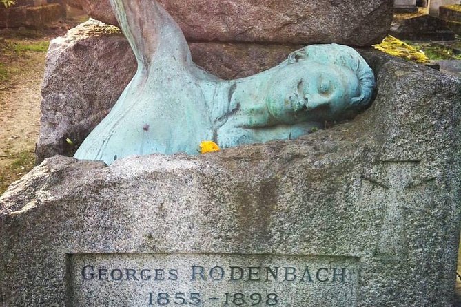 Private Guided Tour to Père Lachaise Cemetery in Paris - Small tips that make the walk feel easy