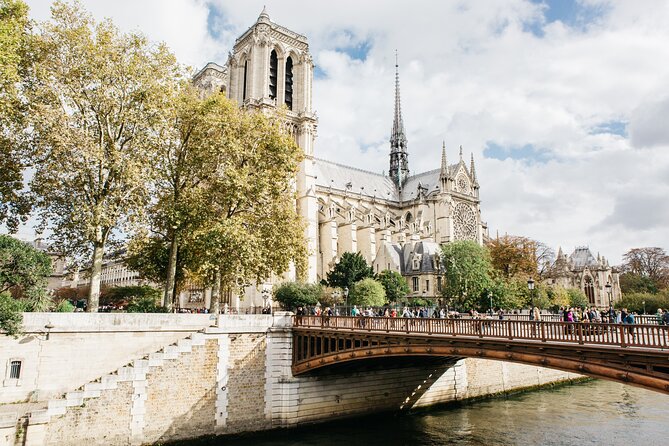 Private Historical Tour of Notre Dame - What makes the guide work: art history plus real-world context