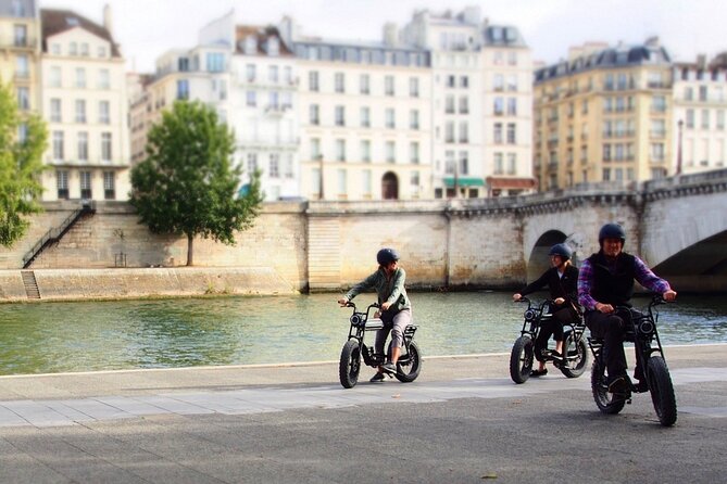 Private Paris electric bike ride with video - Invalides and the Grand Palais: big monuments, quick context