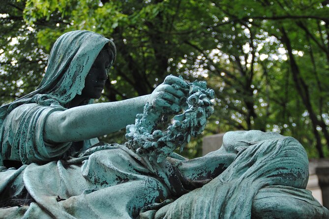 Private Père Lachaise Cemetery Walking Tour - The 90-Minute Route: Love Affairs, Myths, and a Tone That Adapts