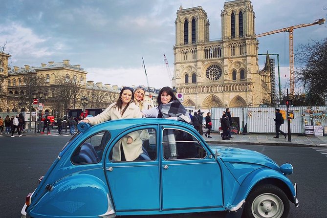 Private ride in a Citroën 2CV in Paris - 2h - Champs-Élysées by car: Joe Dassin vibes to Arc de Triomphe