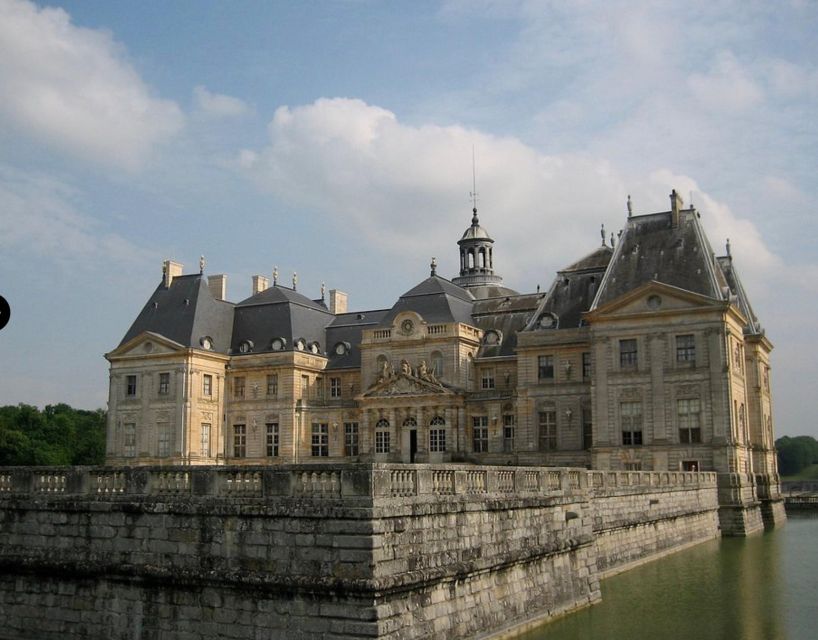 Private tour: Chateaux de Vaux le Vicomte & Fontainebleau - Van ride logistics: stress-free pickup and the countryside reset