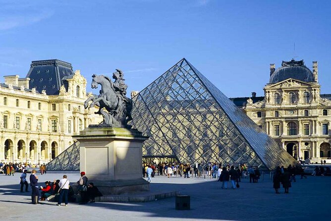 Private Tour in Italian of Paris: Centre, Montmartre, Louvre - Pont des Arts and the Seine view that ties it all together
