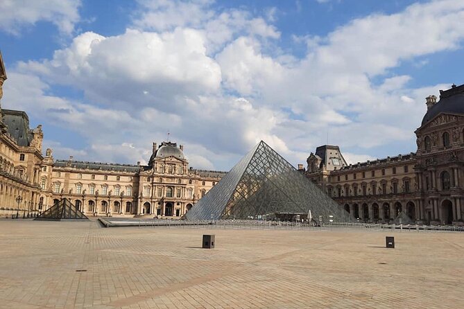 Private Tour in Italian of Paris: Centre, Montmartre, Louvre - Montmartre for romance and views