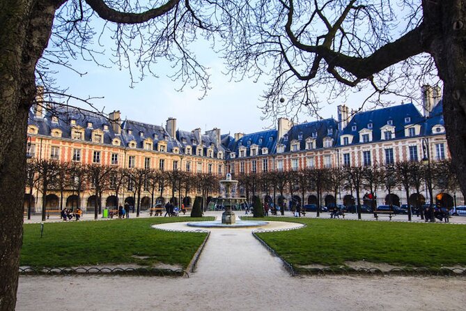 Private Tour in Italian of Paris: Centre, Montmartre, Louvre - The walk starts at Hôtel de Ville (and sets the tone)