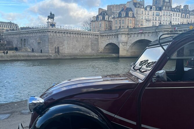 Private tour Paris Little-known places 2 hours in Citroën 2CV - Pont des Arts and the Seine-side photo payoff