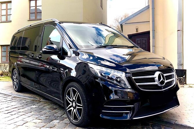 Private Transfers from Paris Airport CDG to Paris City - Meeting your driver at CDG arrivals: less wandering, more traction