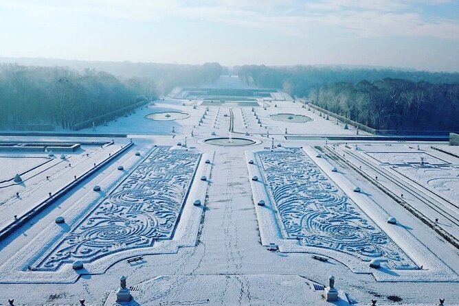 Private Vaux-le-Vicomte Candlelight Half-Day Escape from Paris - Château de Fontainebleau: how the second castle fits in