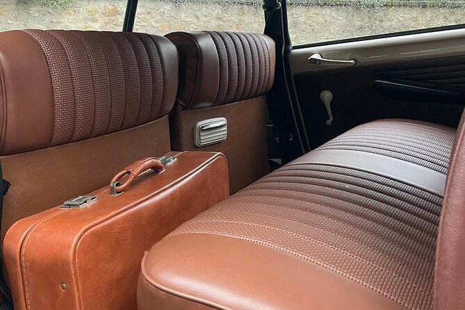 Private Vintage Car Tour of Paris in a Citroën DS - 2H - Guides, music, and the personal touch