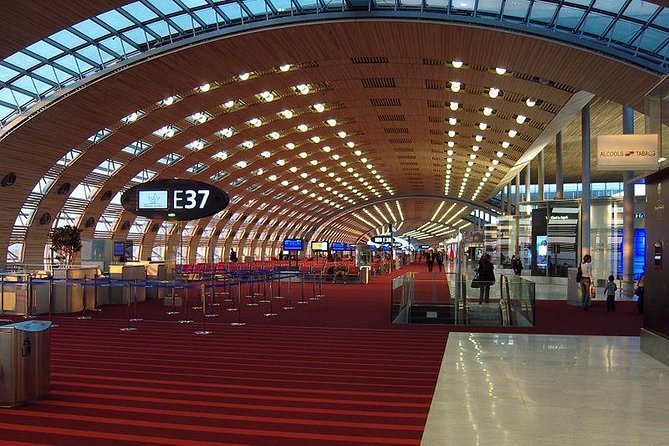 Private VIP transfer with a Ford Explorer from CDG Airport to Paris or return - CDG arrivals: find your chauffeur quickly, then relax