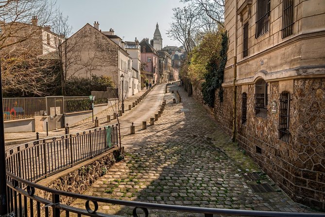 Romantic Montmartre: Paris Lost Lovers Exploration Game and Tour - How the Clue Story Around Montmartre Actually Plays