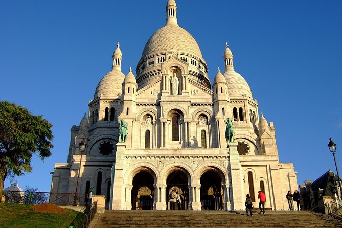 Romantic Montmartre: Paris Lost Lovers Exploration Game and Tour - Finishing at Sacré-Cœur: A View-Friendly Way to End the Walk
