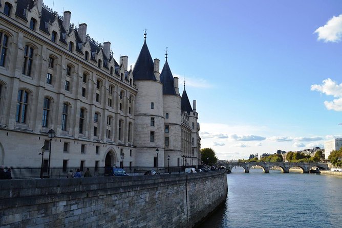 Sainte-Chapelle, Conciergerie & Palais de Justice Private Tour - Palais de Justice: A Major Paris Landmark with Real-World Function