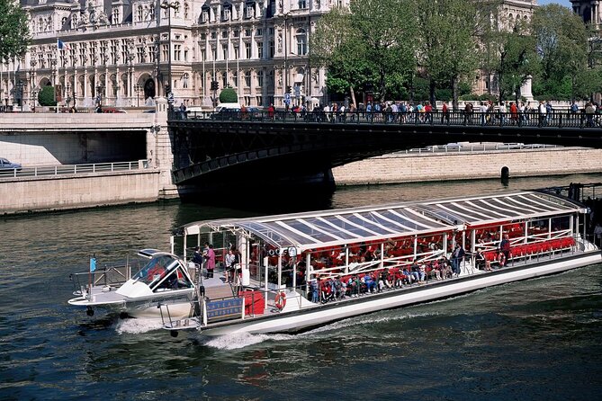 Seine River Cruise with Commentary 1 Hour - The Audio Commentary: Helpful, But Expect Language Cycling