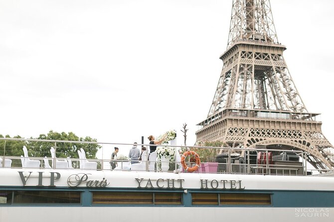 Seine River Dinner Cruise with Live Singer by VIP Yacht de Paris - From boarding to dinner: the real timing on a 4-hour cruise
