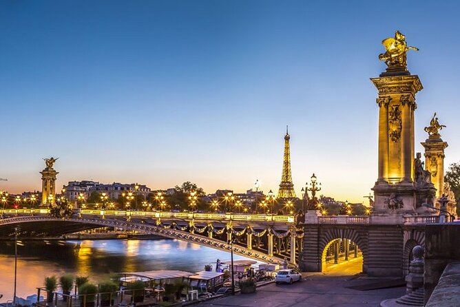 Seine River Dinner Cruise with Live Singer by VIP Yacht de Paris - Live singer and onboard vibe: entertainment that fits the mood