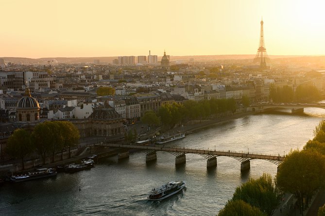 Seine River Guided Cruise by Vedettes de Paris - Picking your time slot: daytime sights or Eiffel Tower lights