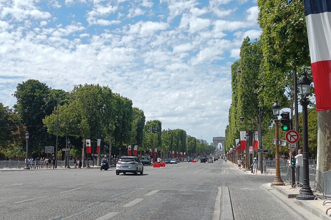 Sightseeing tour of most iconic parisian monuments (rickshaw) - Guides, English support, and the service vibe