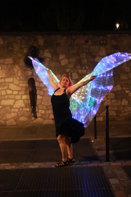 Singing Montmartre by night with a Diva - Montmartre Becomes a Performance After Dark
