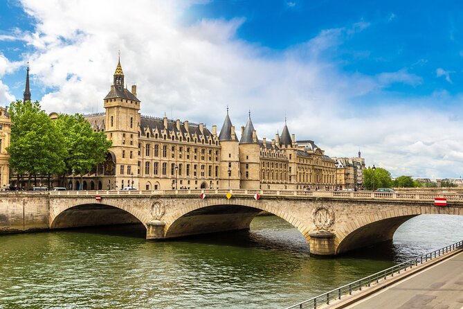 Skip-the-line Notre-Dame Cathedral, Louvre, Paris City Tour - Louvre Palace exteriors: a smart primer when you don’t want a full museum day