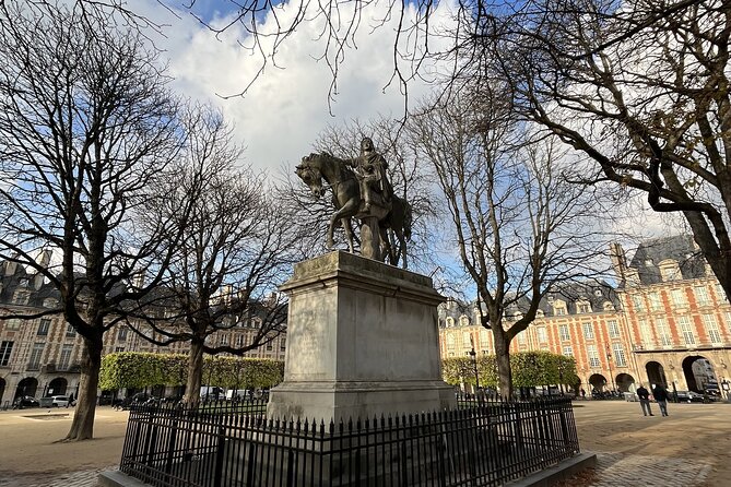 Small Group Marais/Place des Vosges Walking Tour -10 people max - The group size, language, and ticket setup