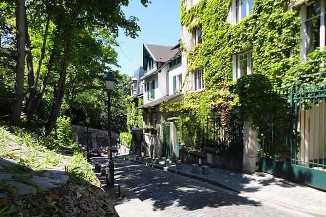 Small group visit to the Montmartre district in Italian - Staying comfortable: shoes, weather, and 2-hour pacing