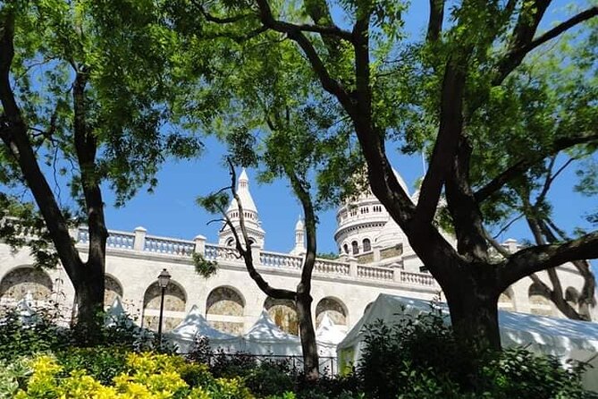 Small group visit to the Montmartre district in Italian - Meeting at Place des Abbesses and starting near Moulin Rouge