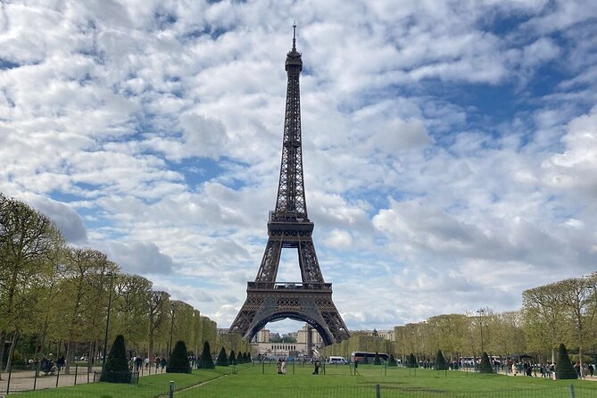 Sunday morning Eiffel Tower Food Market Tour -Max 8 people - The guide makes the tour: Sébastien’s history + food pairing