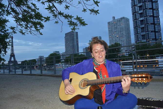 Sunset Picnic with View of Eiffel Tower and Live Music - Live chanson sets with Katie: music plus stories you can follow