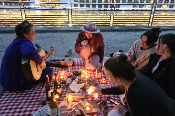 Sunset Picnic with View of Eiffel Tower and Live Music - Timing your evening: from 7:30 to the Eiffel Tower sparkle at 10pm