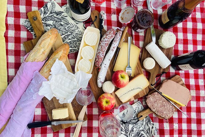 Sunset Picnic with View of Eiffel Tower and Live Music - Where you meet on the Seine: Allée des Cygnes, then your Eiffel view
