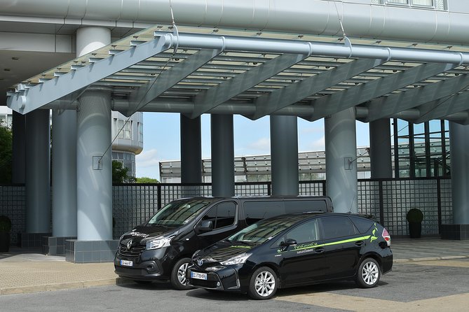 SUV Private Transfer: Paris to Charles de Gaulle Airport (CDG) - Driver behavior, safety, and the seatbelt lesson