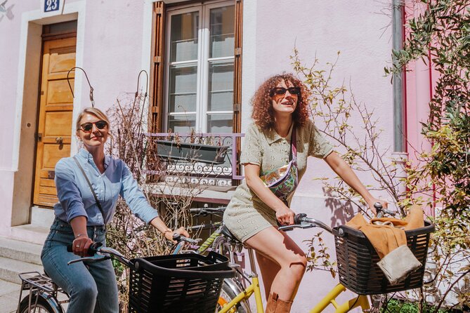 Taste of Paris Food and Bike Tour - Le Peloton Café: start strong with coffee and a brioche