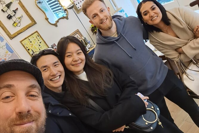 The only Paris Wine Tasting experience you need to do - 2 hours - Nicolas and the teaching style: questions welcome and lessons stick
