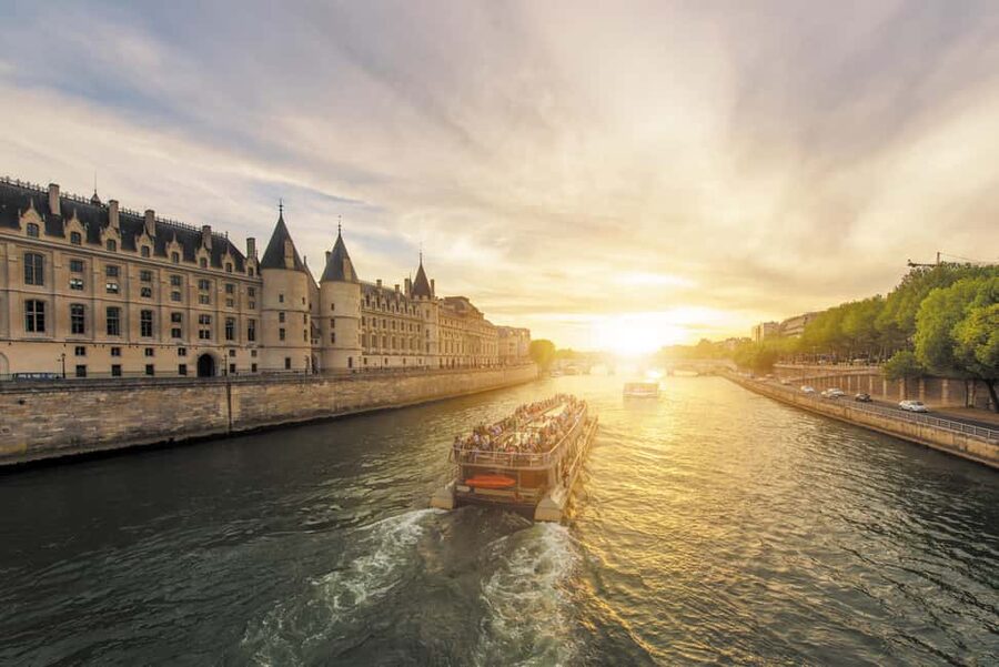 The Paris Pass® Plus: 90+ Attractions including The Louvre - Food and drink experiences: the pass side you’ll remember