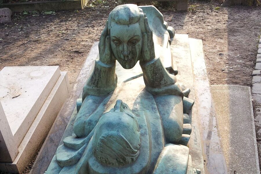 The Père Lachaise Cemetery: Guided 2-Hour Small-Group Tour - Entering Père Lachaise: A 1804 Paris Landmark You Walk Through