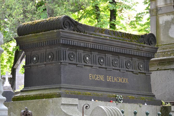 The Pere Lachaise Cemetery Private Tour - What you’ll see: the celebrity graves people plan for, plus the ones that slip by