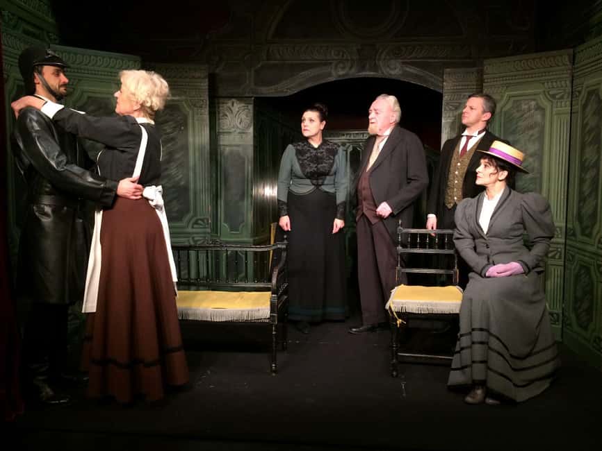 Theatre in Paris: The Bald Soprano (La cantatrice chauve) - Wednesday English surtitles: how you follow without losing the moment