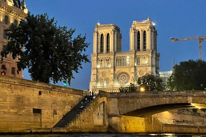 Top Private Cruises in Paris with French Champagne and surprises - The itinerary from Liberty Island copy to Notre-Dame views