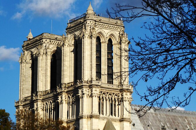 Treasure Hunt in Paris – From the Panthéon to the Louvre - The Louvre chest reveal at the Cour Carrée side