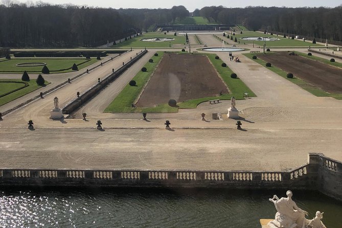 VAUX-LE-VICOMTE- private day-trip (pickup and dropoff at/to your hotel in Paris) - Hotel Pickup in Paris: the Start Matters